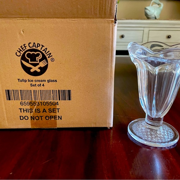 Tulip ice cream sundae glasses. Brand new in the box. - Picture 1 of 1